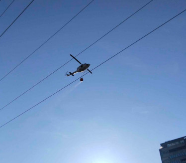 HAOS U BLOKU 70: Helikopter gasi veliki požar (VIDEO)