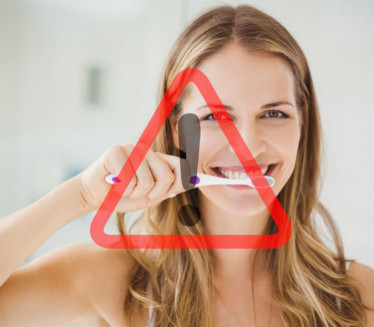 СЈАЈНИ ТРИКОВИ: Како се правилно ЧИСТИ четкица за зубе?
