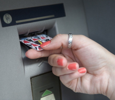 Квар на банкомату - грађани могли да дижу новац колико желе