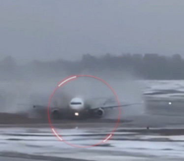 СТРАШАН СНИМАК: Авион пун путника изгубио контролу на писти