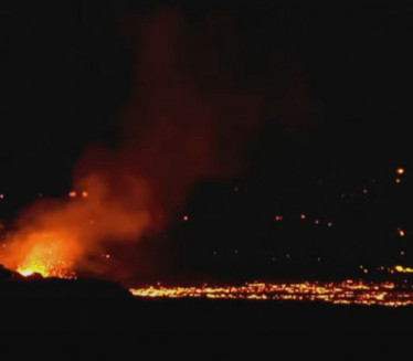 HAOS NA ISLANDU: Lava prštala 80 metara uvis