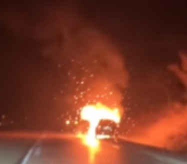 ДРАМА КОД ПАРАЋИНА: Запалио се аутомобил на путу