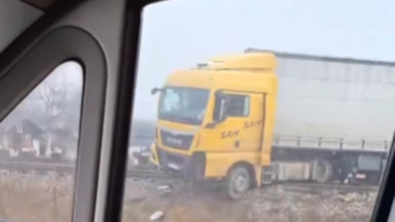 NESREĆA U STOPANJU: Kamion preprečio šine (VIDEO)