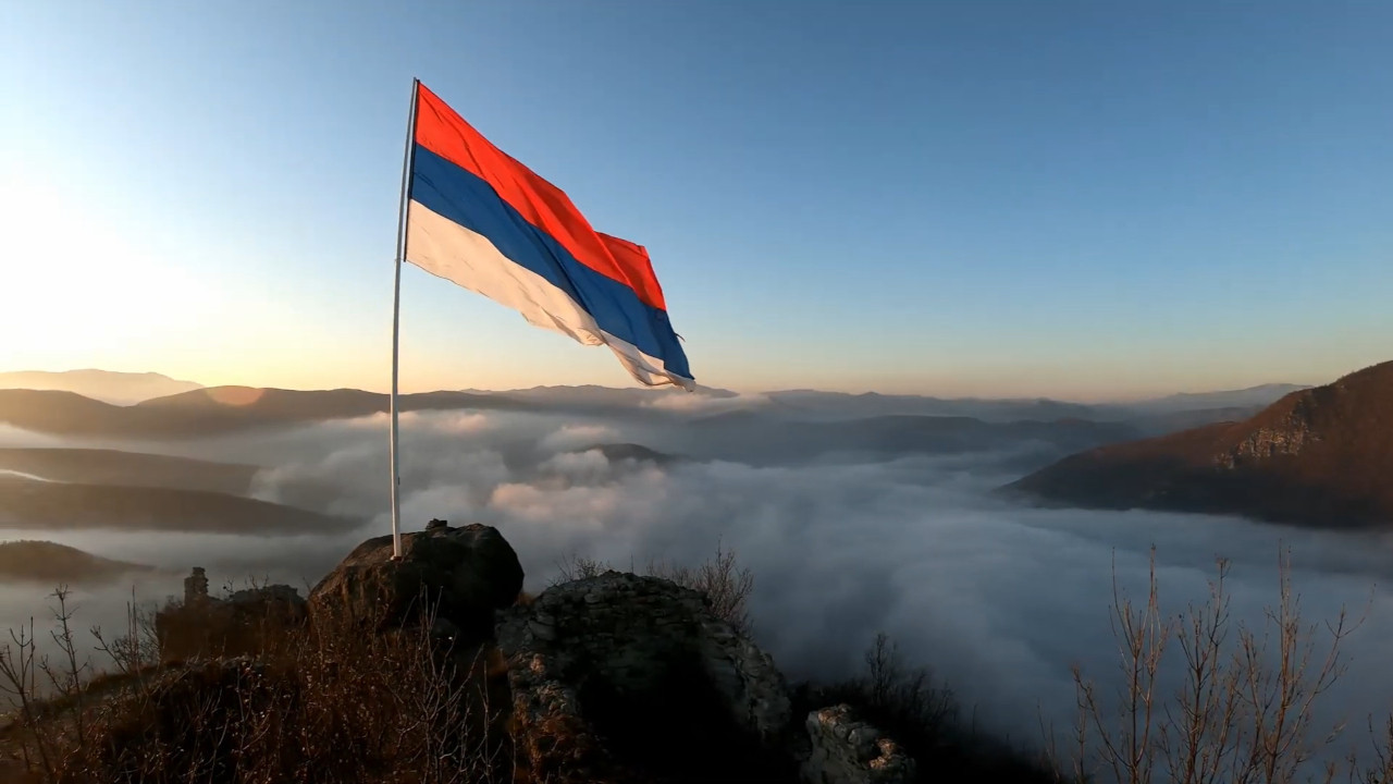 OPET SE VIJORI TROBOJKA: Srpska zastava na tvrđavi u Zvečanu