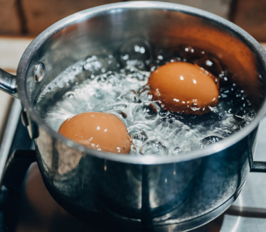 Како да јаја НЕ ПУЦАЈУ приликом кувања