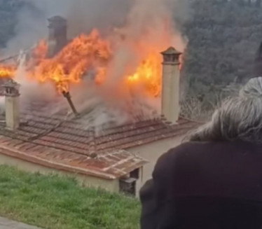 POŽAR NA SVETOJ GORI: Plamen zahvatio deo manastira (VIDEO)