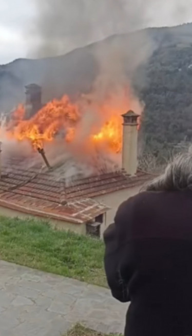 POŽAR NA SVETOJ GORI: Plamen zahvatio deo manastira (VIDEO)