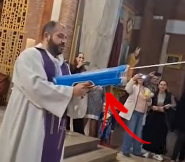 HIT VIDEO: Sveštenik u crkvi izvadio pušku na vodu