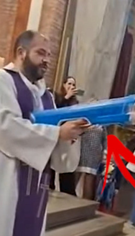 ХИТ ВИДЕО: Свештеник у цркви извадио пушку на воду