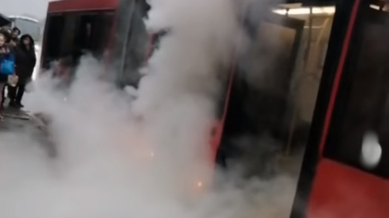 PUTNICI U PANICI: Zapalila se guma na autobusu 511