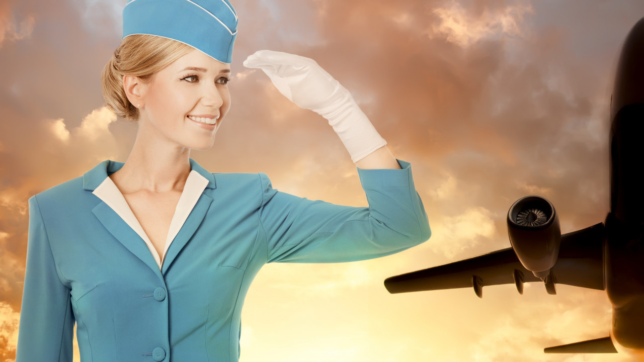 Zašto stjuardese drže ruke iza leđa pri ulasku u avion?