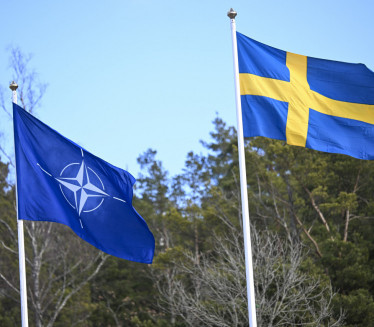 ŠVEDSKI POVRATAK KUĆI: Zastava se vijori ispred sedišta NATO
