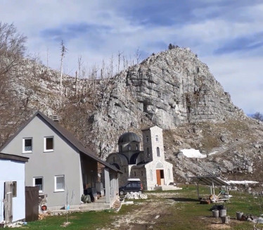 ПАДАЛЕ ИКОНЕ: Православна светиња оштећена у земљотресу