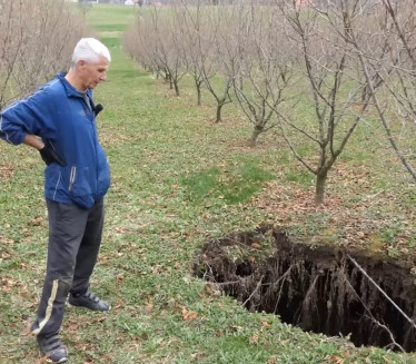 "TO JE BOŽIJE ČUDO" Pojavila se misteriozna rupa na plantaži