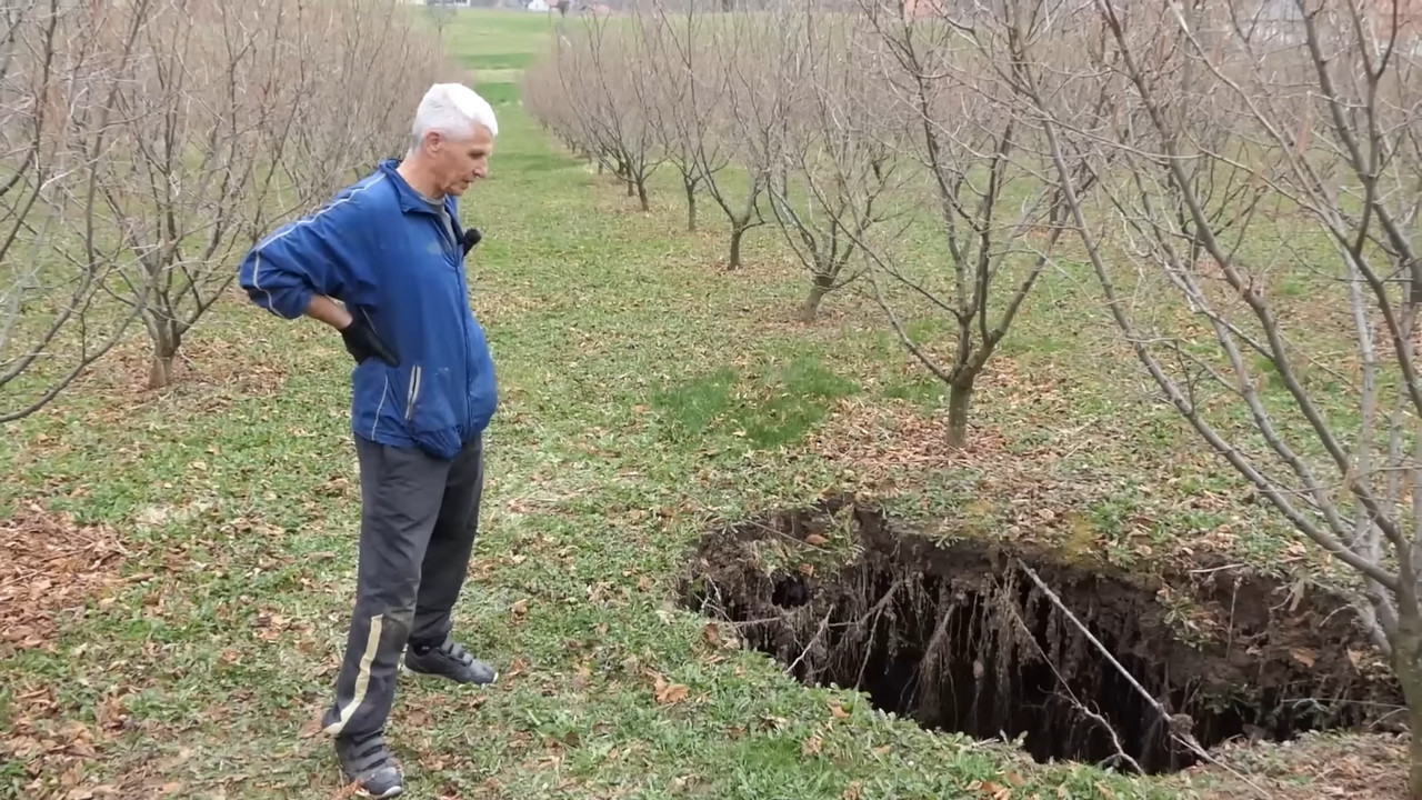 "TO JE BOŽIJE ČUDO" Pojavila se misteriozna rupa na plantaži