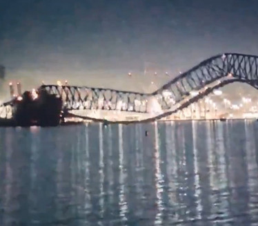 UŽAS NA RECI: Most se srušio nakon što je brod udario u njega