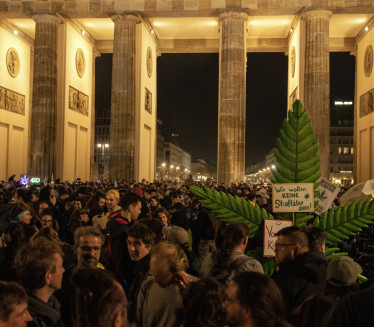 SLAVLJE U BERLINU: Usvojen zakon o legalizaciji kanabisa FOTO