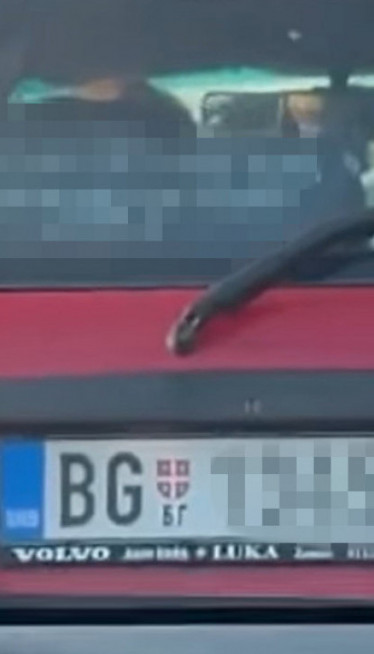CEO BG SE SMEJAO: Vidite šta je pisalo na staklu auta