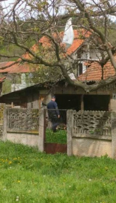 TRAGA ZA TELOM: Policija u selu Zlot - pretresaju kuće