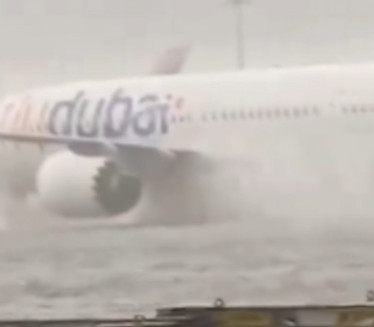DRAMA U DUBAIJU: Avioni "plivaju" po pisti (VIDEO)
