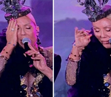 BRENU SAVLADALE EMOCIJE: Pevačica zaplakala na koncertu